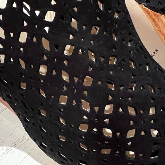 Cole Haan - Grand Edie Black Wedge Sandals with Open Toe & Cutout Design - NWOT - Picture 4 of 6